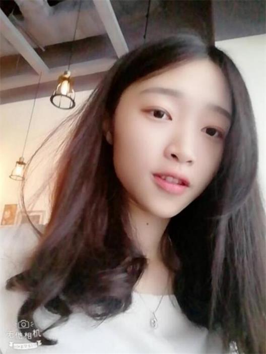 白嫩苗条零零后小女友和男友甜蜜啪+自拍！